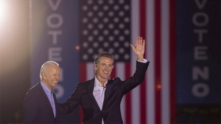 El presidente Joe Biden y el gobernador de California Gavin Newsom saludan a la multitud en Long Beach City College en Long Beach, California, el 13 de septiembre de 2021. David McNew/Getty Images)
