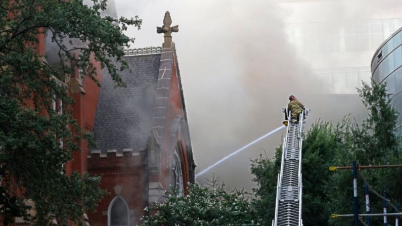 Los bomberos trabajan en el lugar de un incendio en la primera iglesia bautista de Dallas en el centro de Dallas el 19 de julio de 2024. (Chiitose Suzuki/The Dallas Morning News via AP)