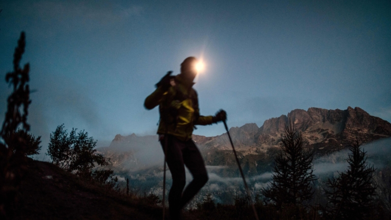 Imagen de archivo: Un corredor de ultra trail camina cerca de Chamonix mientras compite el 2 de septiembre de 2018 en la carrera de 170 km del Ultra Trail del Mont Blanc (UTMB) alrededor del Mont-Blanc, cruzando Francia, Italia y Suiza. JEFF PACHOUD/AFP via Getty Images)