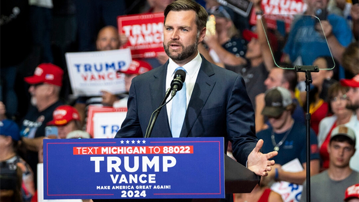 El candidato republicano a la vicepresidencia, el senador JD Vance (R-Ohio), habla en el Van Andel Arena de Grand Rapids, Michigan, el 20 de julio de 2024. (Madalina Vasiliu/The Epoch Times)
