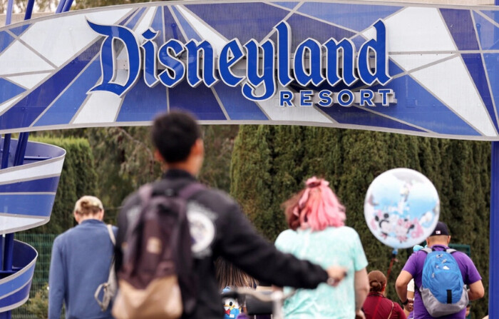 ANAHEIM, CALIFORNIA  — 24 DE ABRIL: La gente camina hacia una entrada a Disneyland el 24 de abril de 2023 en Anaheim, California. Disney despedirá a varios miles de trabajadores esta semana en medio de una campaña global del gigante de los medios de comunicación para recortar 7000 puestos de trabajo en total en un esfuerzo por ahorrar 5500 millones de dólares en costes. (Foto de Mario Tama/Getty Images)
