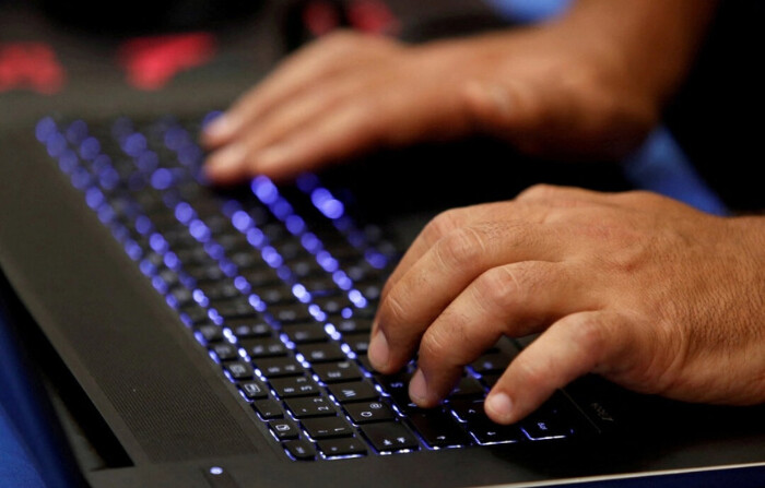 Un hombre escribe en un teclado durante la convención de hackers Def Con en Las Vegas el 29 de julio de 2017. (Steve Marcus/Reuters)
