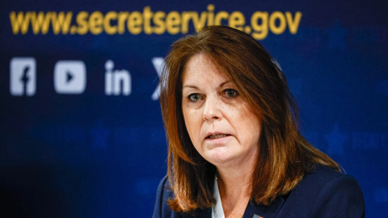 La directora del Servicio Secreto Kimberly Cheatle habla durante una rueda de prensa en la Oficina del Servicio Secreto en Chicago, el 4 de junio de 2024. Kamil Krzaczynski/AFP vía Getty Images)
