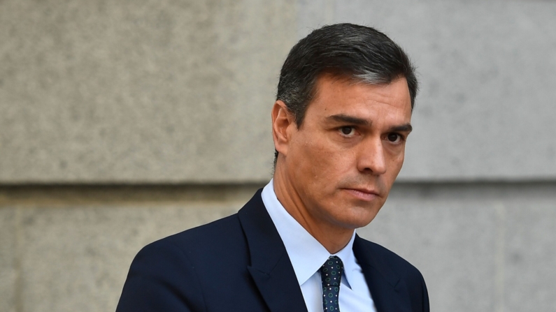 El presidente del Gobierno en funciones de España, Pedro Sánchez, se retira después de asistir a una sesión plenaria del parlamento el 18 de septiembre de 2019 en Madrid, España. (PIERRE-PHILIPPE MARCOU/AFP via Getty Images)