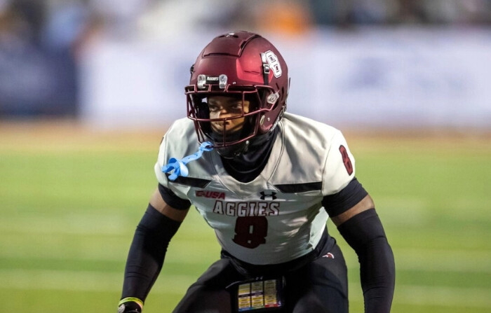 El entonces cornerback de New Mexico State Andre Seldon Jr. defiende durante un partido de fútbol americano de la NCAA contra UTEP en El Paso, Texas, el 18 de octubre de 2023. (Andres Leighton/Foto AP)