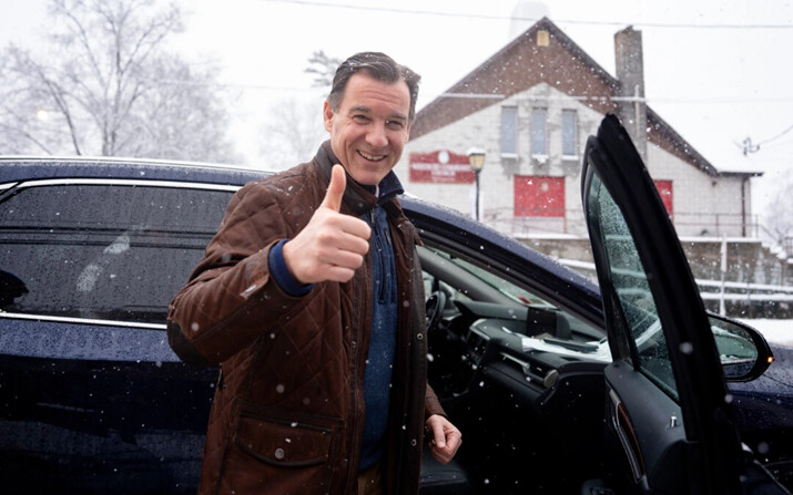 Tom Suozzi durante la campaña electoral frente a su oficina de campaña, en Westbury, Nueva York, el 13 de febrero de 2024. (Samira Bouaou/The Epoch Times)