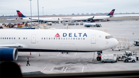 Delta cancela y retrasa miles de vuelos tras fallo informático