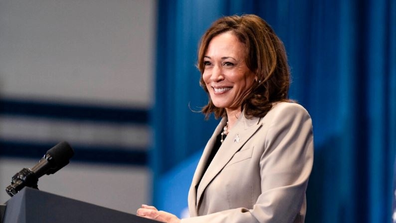 La vicepresidenta Kamala Harris habla durante un evento de campaña en Westover High School en Fayetteville, Carolina del Norte, el 18 de julio de 2024. (Allison Joyce/AFP vía Getty Images)