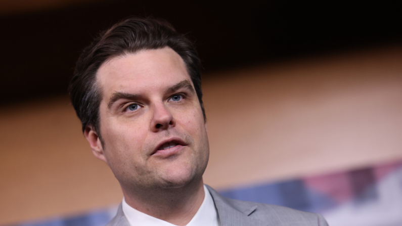 El representante estadounidense Matt Gaetz (R-FL) habla en una conferencia de prensa sobre el límite de la deuda y el plan del Freedom Caucus para la reducción del gasto en el Capitolio de los EE. UU. el 28 de marzo de 2023 en Washington, DC. (Kevin Dietsch/Getty Images)