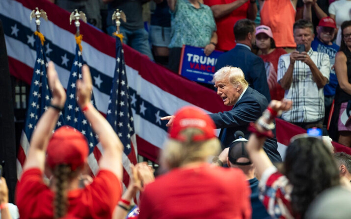 El expresidente Donald Trump se retira tras aceptar oficialmente la nominación presidencial en la Convención Nacional Republicana, en el Van Andel Arena, en Grand Rapids, Michigan, el 20 de julio de 2024. (Madalina Vasiliu/The Epoch Times)