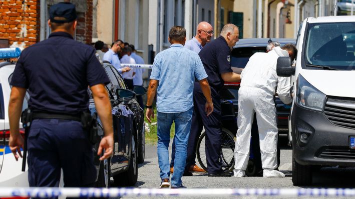 La policía y los forenses se reúnen cerca de la escena del crimen en Daruvar, en el centro de Croacia, el lunes 22 de julio de 2024. (Zeljko Puhovski/Cropix vía AP)