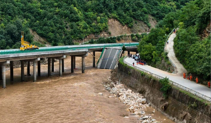 Los rescatistas trabajan cerca del puente colapsado en el condado de Zhashui en la ciudad de Shangluo, provincia noroccidental china de Shaanxi, el 20 de julio de 2024. Las autoridades chinas informan que varias personas murieron y más de una docena se encuentran desaparecidas en el colapso parcial de un puente de carretera en el noroeste del país tras fuertes tormentas e inundaciones. (Zhao Yingbo/Xinhua vía AP)