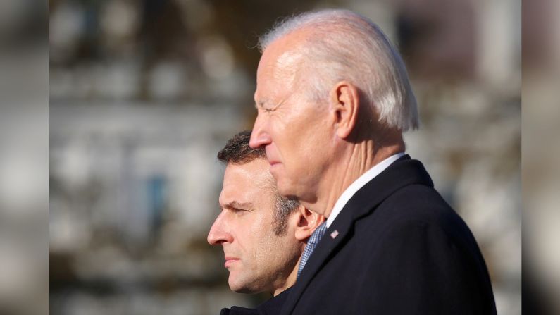 El presidente de los Estados Unidos, Joe Biden, da la bienvenida al presidente francés Emmanuel Macron a la Casa Blanca para una visita oficial de estado el 1 de diciembre de 2022 en Washington, DC.(Kevin Dietsch/Getty Images)