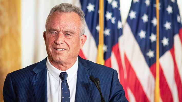 El candidato presidencial independiente Robert F. Kennedy Jr. habla en la biblioteca Nixon en Yorba Linda, California, el 12 de junio de 2024. (John Fredricks/The Epoch Times)