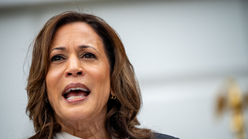 La vicepresidenta de EE.UU., Kamala Harris, habla durante la celebración del campeonato de equipos de la NCAA en el jardín sur de la Casa Blanca el 22 de julio de 2024 en Washington, DC. (Andrew Harnik/Getty Images)