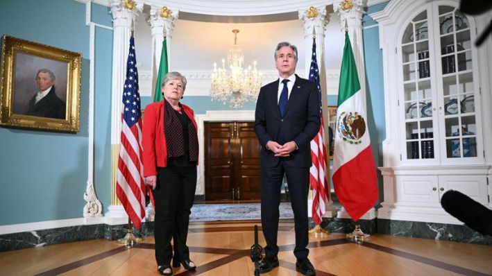 El secretario de Estado de Estados Unidos, Antony Blinken, y la secretaria de Relaciones Exteriores de México, Alicia Bárcena, llegan para hablar con la prensa en la Sala de Tratados del Departamento de Estado en Washington, DC, el 17 de julio de 2024. (MANDEL NGAN /AFP vía Getty Images)