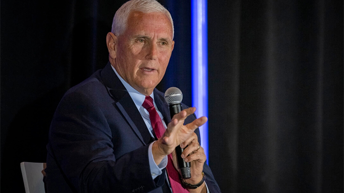 El ex vicepresidente Mike Pence habla en un almuerzo organizado por la Comisión de Ética y Libertad Religiosa durante una reunión anual de la Convención Bautista del Sur en Indianápolis el 11 de junio de 2024. (AP Photo/Doug McSchooler)