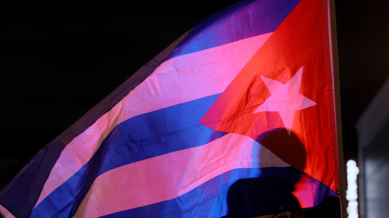 Los manifestantes se reúnen frente al restaurante Versailles para mostrar su apoyo al pueblo de Cuba, que salió a las calles a protestar el 11 de julio de 2021 en Miami, Florida. (Joe Raedle/Getty Images)