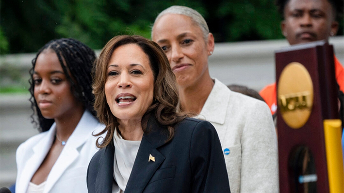 La vicepresidenta Kamala Harris habla durante un acto de homenaje a los equipos campeones de la National Collegiate Athletic Association (NCAA) de la temporada 2023-2024, en el Jardín Sur de la Casa Blanca el 22 de julio de 2024. (Brendan Smialowski/AFP vía Getty Images)
