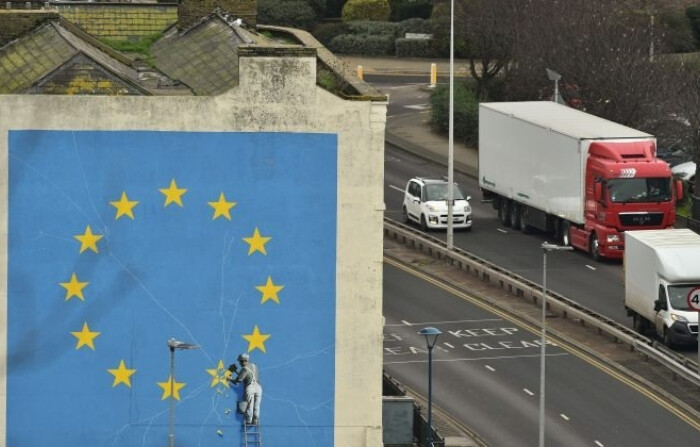 Un mural de Banksy que representa a un obrero picando una de las estrellas de una bandera temática de la Unión Europea, en Dover, sureste de Inglaterra, el 7 de enero de 2019. (Glyn Kirk/AFP/Getty Images)
