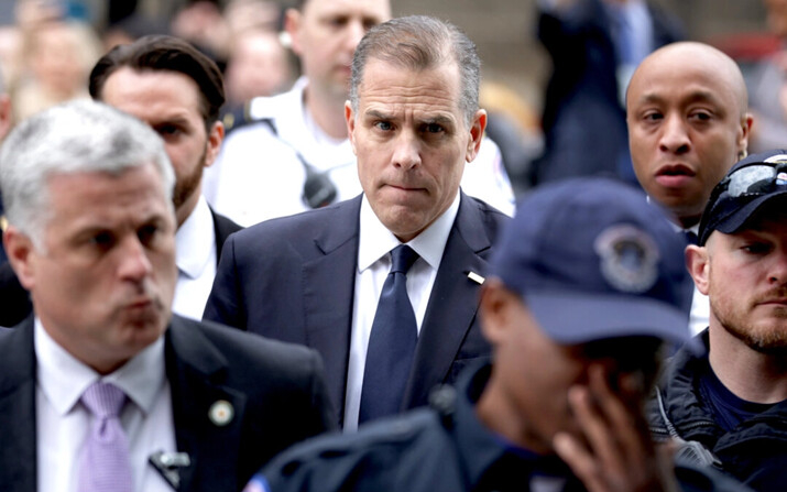 Hunter Biden (centro) llega para una declaración a puerta cerrada ante el Comité de Supervisión y Responsabilidad de la Cámara de Representantes y el Comité Judicial de la Cámara de Representantes, en Washington, el 28 de febrero de 2024. (Alex Wong/Getty Images)