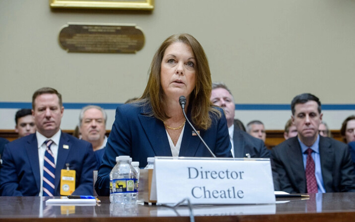 La directora del Servicio Secreto de Estados Unidos, Kimberly Cheatle, testifica ante el Comité de Supervisión y Responsabilidad de la Cámara de Representantes sobre el intento de asesinato del expresidente Donald Trump durante un evento de campaña en Pensilvania, en el Capitolio, en Washington el 22 de julio de 2024. (Rod Lamkey, Jr./AP Photo)