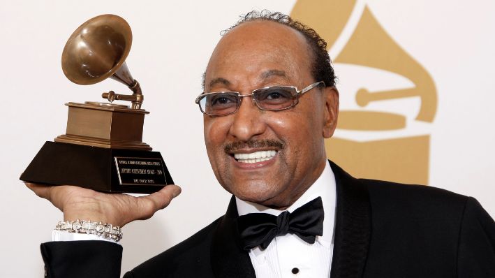 Duke Fakir sostiene su premio a la trayectoria en el backstage de la 51° edición de los premios Grammy en Los Ángeles el 8 de febrero de 2009. (Foto AP/Matt Sayles, Archivo)