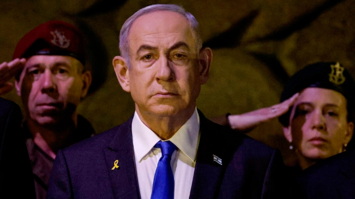 El primer ministro israelí, Benjamin Netanyahu, delante, asiste a una ceremonia de colocación de una corona en conmemoración del Día de la Memoria del Holocausto en la Sala de la Memoria de Yad Vashem, el Centro Mundial de la Memoria del Holocausto, en Jerusalén, Israel, el 6 de mayo de 2024. (Amir Cohen vía AP)