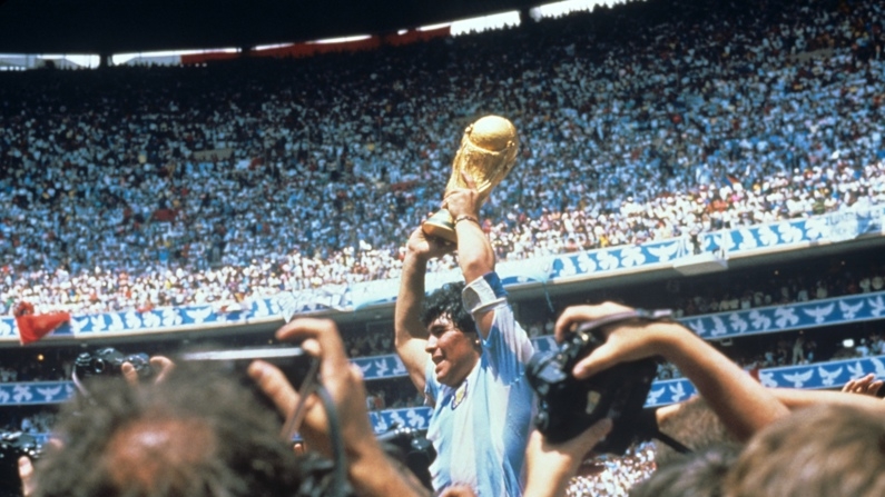 Fotografía de archivo, tomada el 29 de julio de 1986, en la que se registró al centrocampista y entonces capitán de la selección argentina de fútbol, Diego Armando Maradona, al levantar la Copa Mundial FIFA del mundial de 1986, en Ciudad de México. (EFE/ra)