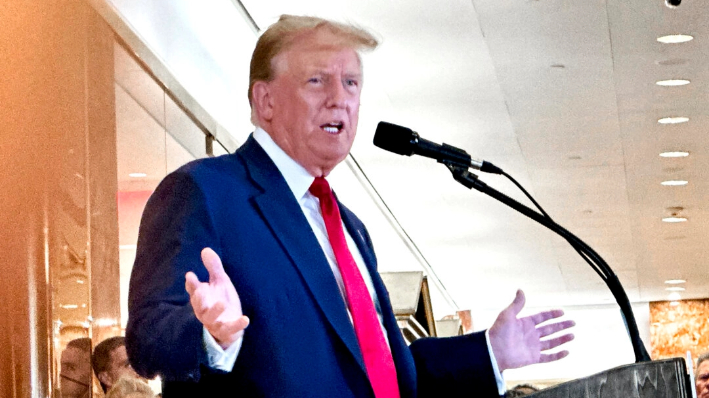 El expresidente Donald Trump habla con los medios de comunicación en la Torre Trump, un día después de ser declarado culpable de los 34 delitos graves, en Nueva York el 31 de mayo de 2024. (Juliette Fairley/The Epoch Times)