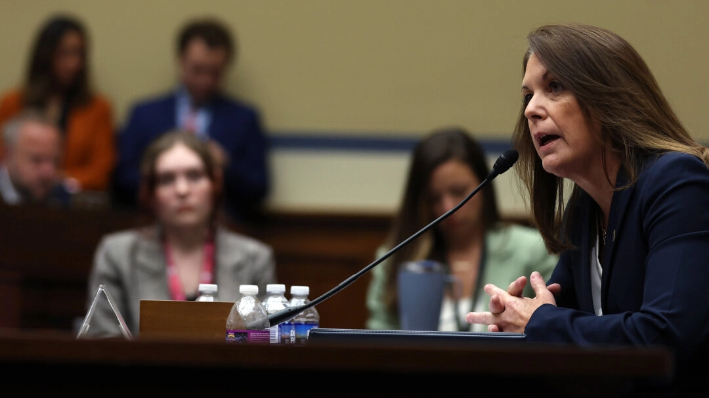 La directora del Servicio Secreto de Estados Unidos, Kimberly Cheatle, testifica ante el Comité de Supervisión y Responsabilidad de la Cámara de Representantes durante una audiencia en el Capitolio el 22 de julio de 2024. (Justin Sullivan/Getty Images)