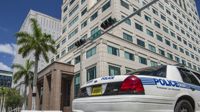 Imagen de archivo de un coche patrulla de la policía que pasa delante del edificio James L King de la corte federal de Justicia en Miami, Florida. (EFE/Giorgio Viera)