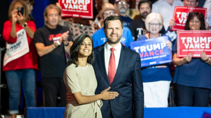 El candidato republicano a la vicepresidencia, el senador republicano por Ohio JD Vance, y su esposa Usha Vance llegan al instituto Middletown High School en Middletown, Ohio, el 22 de julio de 2024. (Madalina Vasiliu/The Epoch Times)