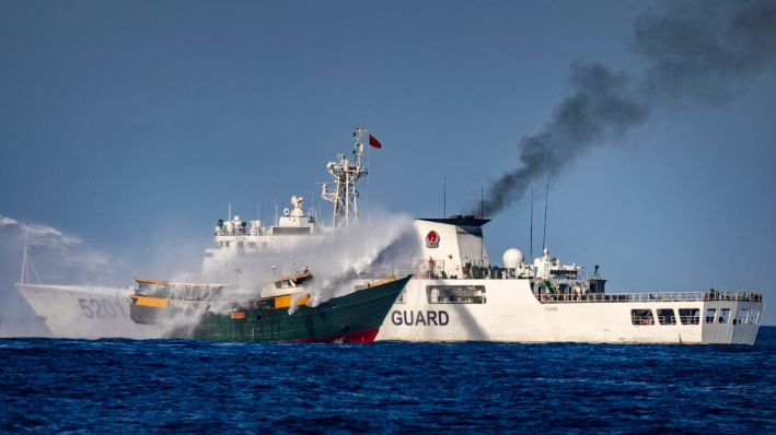 Un buque guardacostas chino dispara un cañón de agua contra el Unaizah, un buque fletado por la marina filipina que realiza una misión rutinaria de reabastecimiento a las tropas estacionadas en Second Thomas Shoal, en el Mar de China Meridional, el 5 de marzo de 2024. (Ezra Acayan/Getty Images)