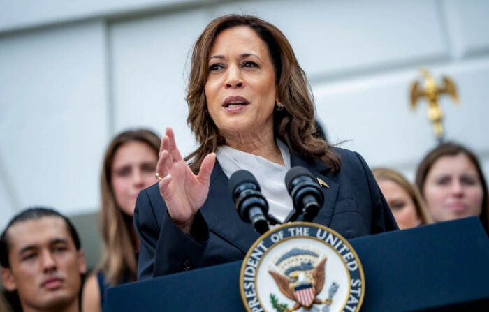 La vicepresidenta Kamala Harris habla durante una celebración de los equipos campeones de la NCAA en el Jardín Sur de la Casa Blanca en Washington, el 22 de julio de 2024. (Andrew Harnik/Getty Images)
