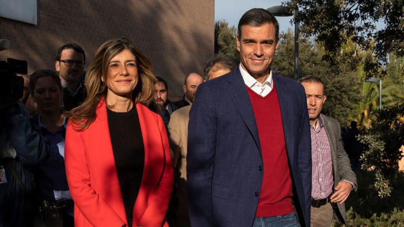 Pedro Sánchez, presidente del Gobierno de España (d), y su esposa María Begoña Gómez (i) salen después de emitir su voto el 10 de noviembre de 2019 en Pozuelo de Alarcón, en la provincia de Madrid, España. (Pablo Blazquez Dominguez/Getty Images)