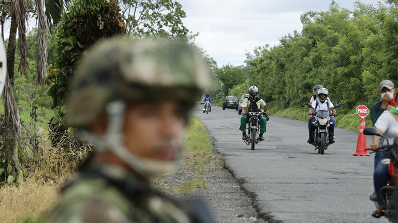 Fotografía de archivo que muestra a soldados mientras vigilan una carretera del noroeste de Colombia, en el departamnento de Antioquia. (EFE/ Mauricio Dueñas Castañeda)