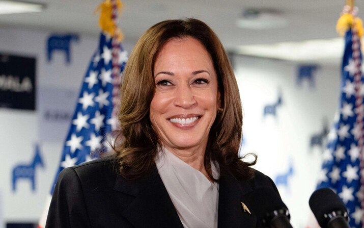 La vicepresidenta y candidata presidencial demócrata Kamala Harris habla en la sede de su campaña, en Wilmington, Delaware, el 22 de julio de 2024. (Erin SCHAFF/POOL/AFP)