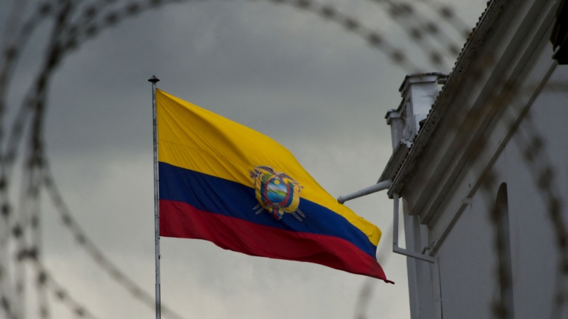 Imagen de archivo: La bandera ecuatoriana ondea sobre el Palacio Presidencial de Carondelet en Quito el 9 de octubre de 2019, en el segundo día de violentas protestas por el aumento del precio del combustible ordenado por el gobierno para asegurar un préstamo del FMI. (RODRIGO BUENDIA/AFP via Getty Images)