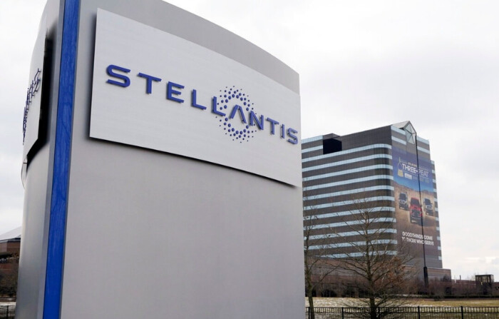 El cartel de Stellantis en el exterior del Centro Tecnológico Chrysler, en Auburn Hills, Michigan (EE.UU.), el 19 de enero de 2021. (Carlos Osorio/Foto AP)
