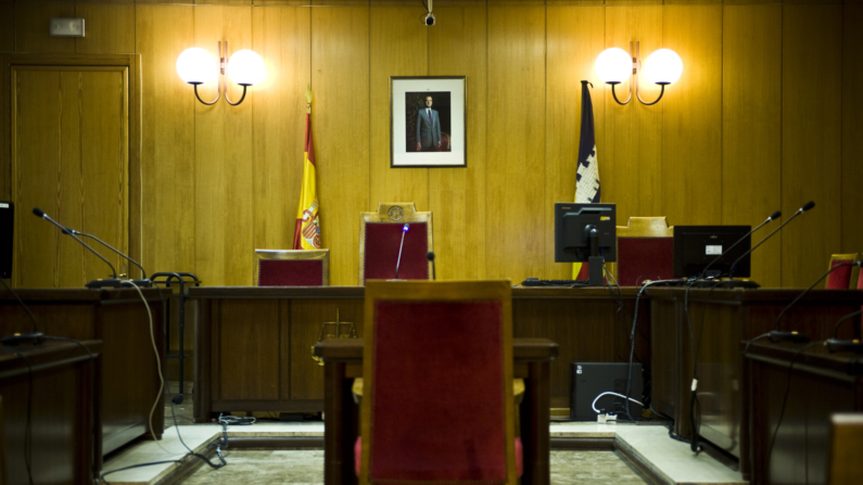 Imagen de archivo: Un retrato del Rey Juan Carlos de España cuelga en la pared de la sala de audiencias en Palma de Mallorca.(David Ramos/Getty Images)