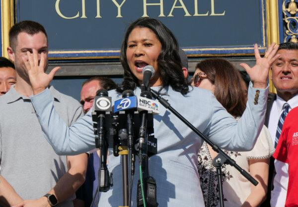 La alcaldesa de San Francisco, London Breed, dijo a la multitud que la vicepresidenta Kamala Harris "da la cara por la gente una y otra vez". (Travis Gillmore/The Epoch Times)