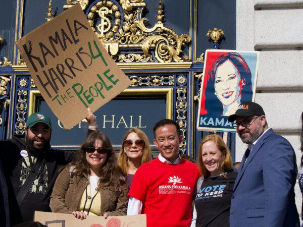 Funcionarios municipales y partidarios de la vicepresidenta Kamala Harris se concentran frente al Ayuntamiento de San Francisco el 22 de julio de 2024. (Travis Gillmore/The Epoch Times)