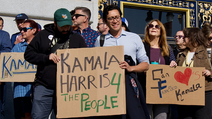 Simpatizantes de la vicepresidenta Kamala Harris se reúnen en un mitin frente al Ayuntamiento de San Francisco el 22 de julio de 2024. (Travis Gillmore/The Epoch Times)
