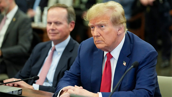 El expresidente Donald Trump asiste a los alegatos finales del juicio por fraude civil contra la Organización Trump en el Tribunal Supremo de Nueva York el 11 de enero de 2024. (Seth Wenig/Getty Images)
