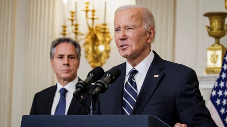 El presidente Joe Biden habla sobre los ataques terroristas en Israel junto al secretario de Estado Antony Blinken desde el Comedor de Estado de la Casa Blanca, en Washington, el 7 de octubre de 2023. (Samuel Corum/Getty Images)