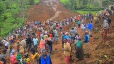 Aumentan a 229 los muertos por deslizamientos de tierra en Etiopía, sepultando a voluntarios