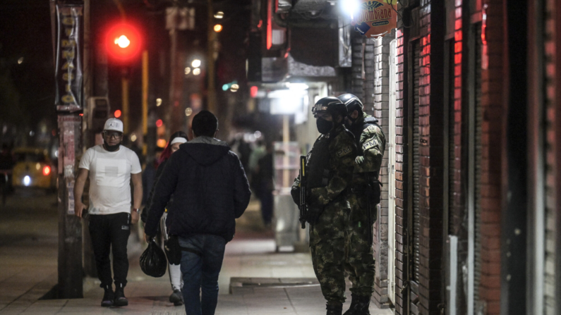 Imagen de archivo: Soldados de la policía militar colombiana patrullan las calles durante un puesto de control en Bogotá el 15 de septiembre de 2021.  (JUAN BARRETO/AFP via Getty Images)