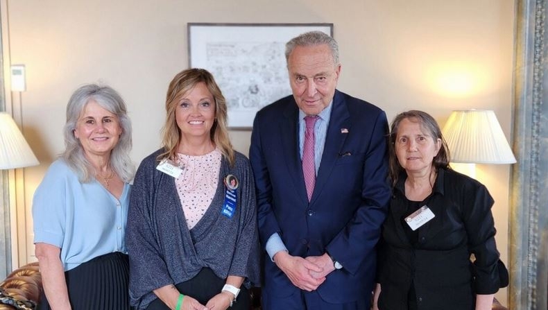 Maurine Molak (izda.), Joann Bogard (2ª izda.), Deb Schmill (dcha.) y el líder de la mayoría del Senado, Chuck Schumer (d.-N.Y.), en Washington el 5 de junio de 2024. (Cortesía de Joann Bogard)