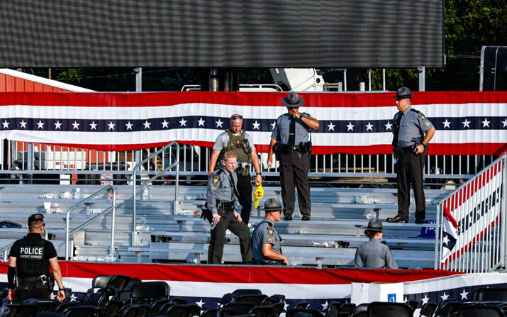 Agentes de la ley cerca del escenario de un mitin de campaña del candidato presidencial republicano, el expresidente Donald Trump, en Butler, Pensilvania, el 13 de julio de 2024. (Anna Moneymaker/Getty Images)